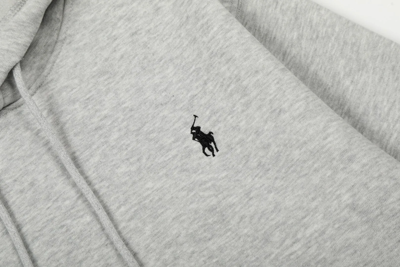 P250 Top quality" Style number: T5007# [Ralph Lauren solid color pony embroidered logo thickened velvet hooded sweatshirt] ✅Ralph Lauren classic basic versatile unisex autumn and winter velvet thickened hooded sweatshirt ✅Pure cotton high-gram velvet thickened fabric The upper body is comfortable and warm ✅The version is restored to the original version The maximum size can be worn up to 180 pounds Loose, comfortable and stress-free ✅The upper body is simple and easy to wear ootd must-have. Good-looking clothes are never picky. A must-have in couples’ wardrobes. Size: S-XL. Color: Black, Gray, Navy Khaki.